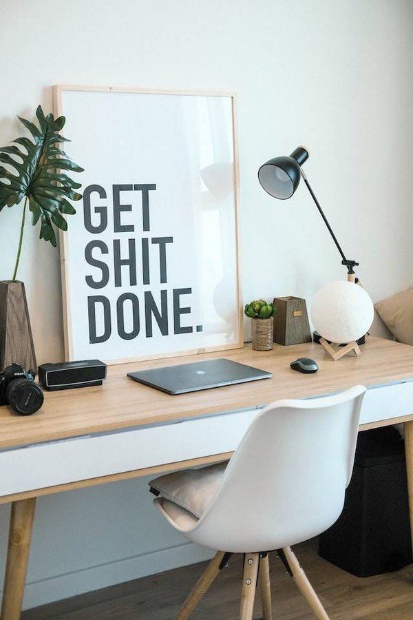 Comment choisir un bureau ergonomique pour votre espace de travail à domicile